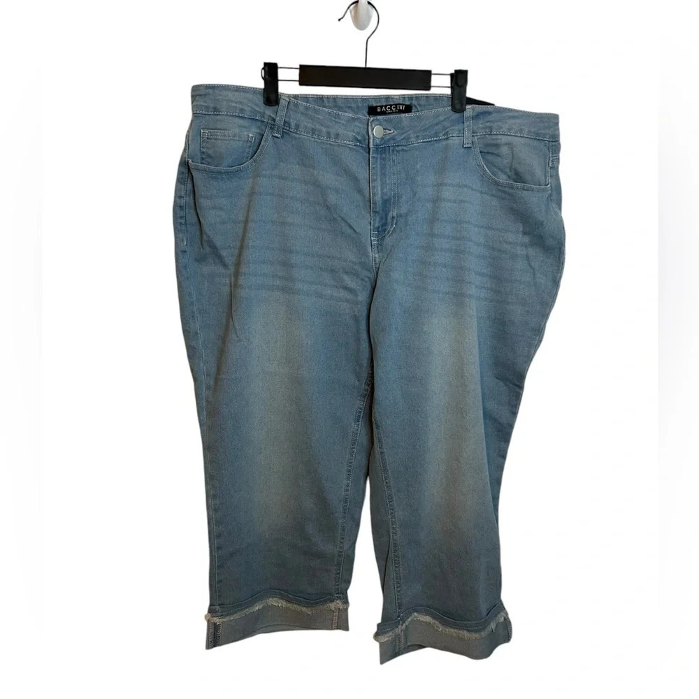 NWT Baccini Plus Light Wash Denim Capris